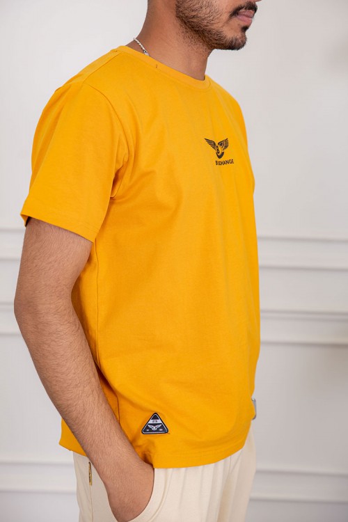 تيشيرت رجالي لون أصفر بياقة دائرية مزين بكتابات ورسومات من الأمام