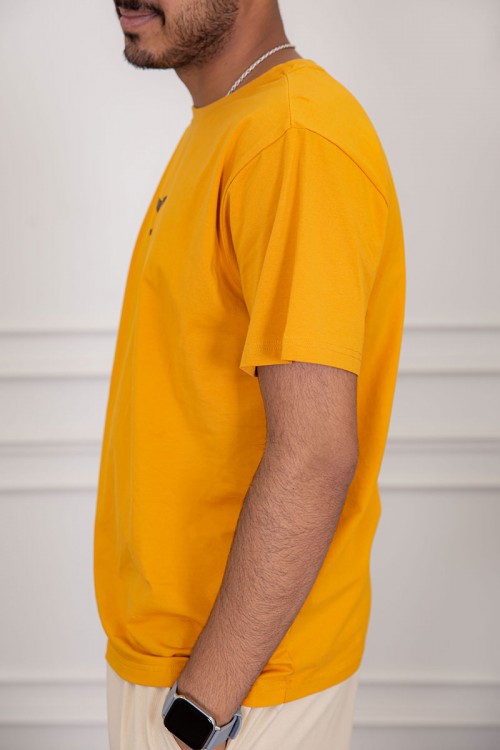 تيشيرت رجالي لون أصفر بياقة دائرية مزين بكتابات ورسومات من الأمام