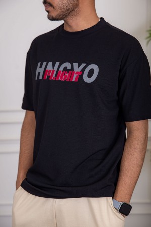 تيشيرت رجالي لون أسود بياقة دائرية مزين بكتابات من الأمام