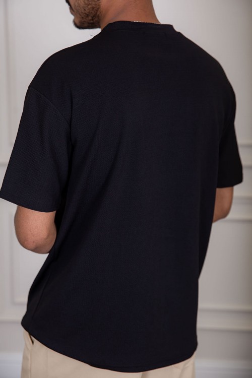 تيشيرت رجالي لون أسود بياقة دائرية مزين بكتابات من الأمام