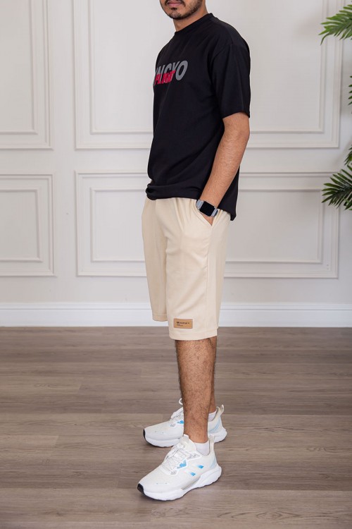 تيشيرت رجالي لون أسود بياقة دائرية مزين بكتابات من الأمام