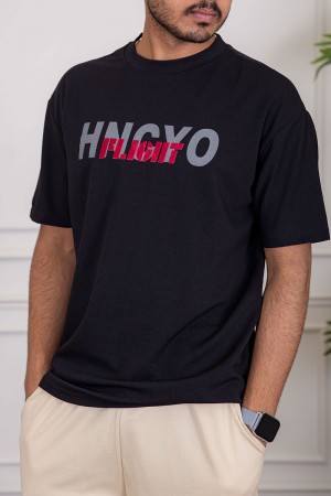 تيشيرت رجالي لون أسود بياقة دائرية مزين بكتابات من الأمام