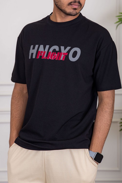 تيشيرت رجالي لون أسود بياقة دائرية مزين بكتابات من الأمام