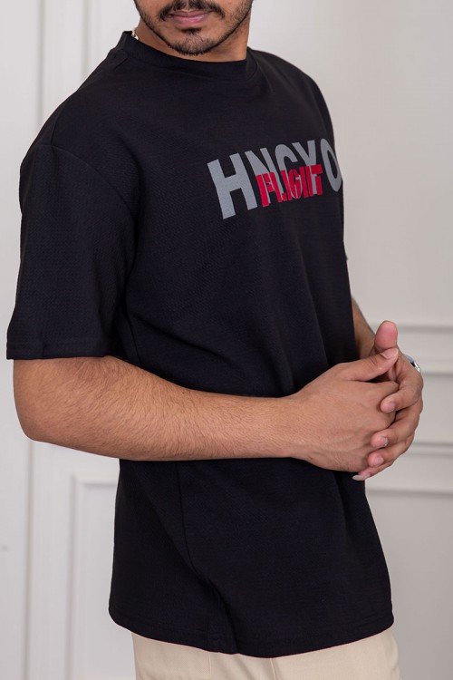 تيشيرت رجالي لون أسود بياقة دائرية مزين بكتابات من الأمام