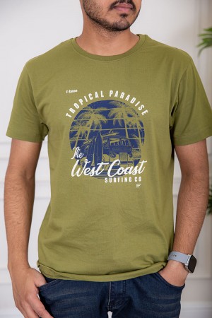 تيشيرت رجالي لون اخضر بياقة دائرية مزين بكتابات ورسومات من الأمام