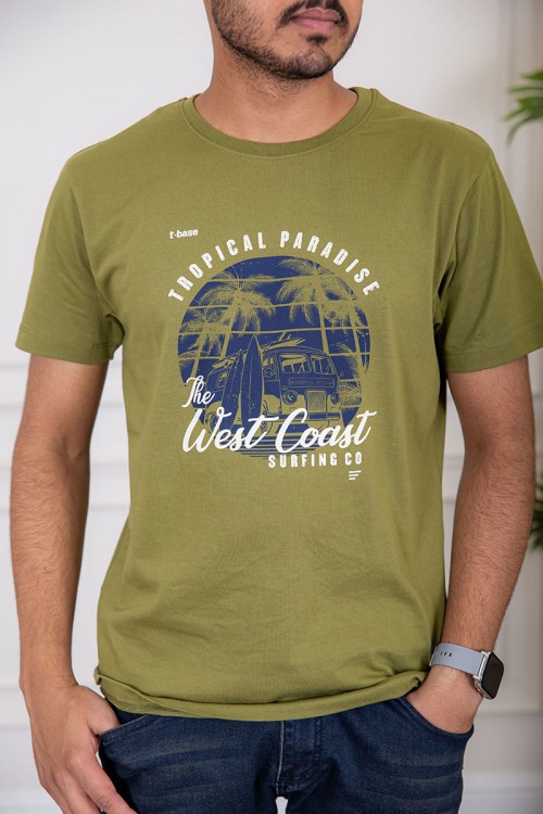 تيشيرت رجالي لون اخضر بياقة دائرية مزين بكتابات ورسومات من الأمام