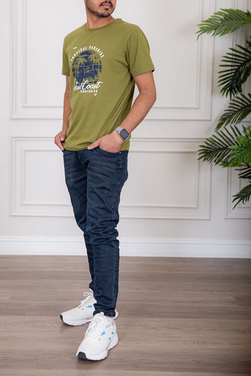 تيشيرت رجالي لون اخضر بياقة دائرية مزين بكتابات ورسومات من الأمام