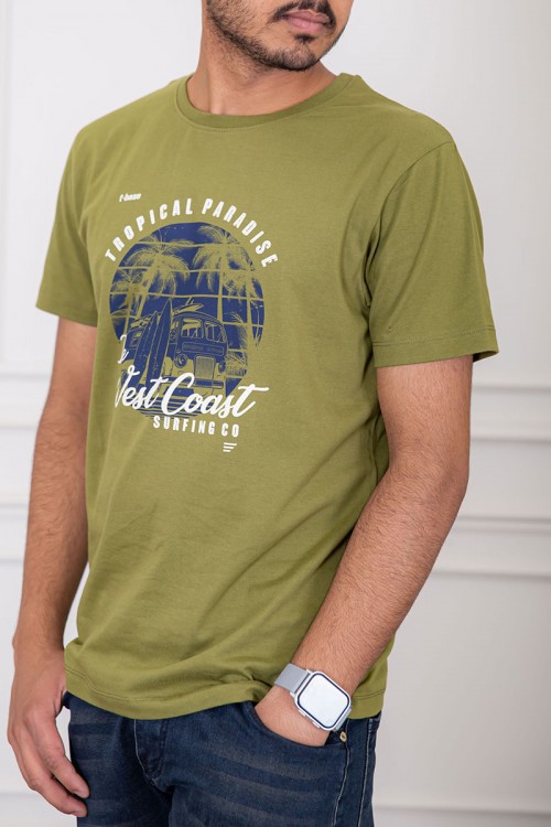 تيشيرت رجالي لون اخضر بياقة دائرية مزين بكتابات ورسومات من الأمام