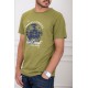 تيشيرت رجالي لون اخضر بياقة دائرية مزين بكتابات ورسومات من الأمام