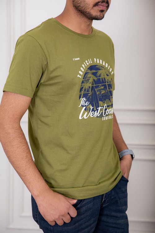 تيشيرت رجالي لون اخضر بياقة دائرية مزين بكتابات ورسومات من الأمام