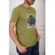 تيشيرت رجالي لون اخضر بياقة دائرية مزين بكتابات ورسومات من الأمام