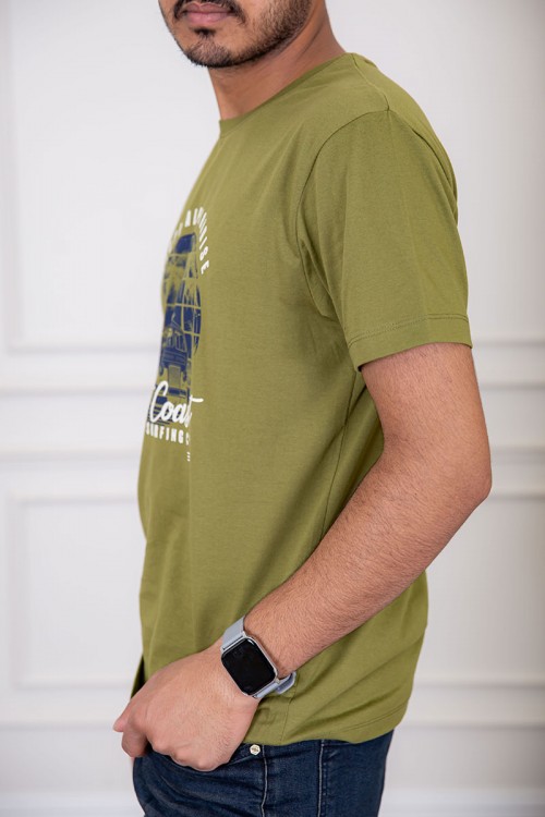 تيشيرت رجالي لون اخضر بياقة دائرية مزين بكتابات ورسومات من الأمام
