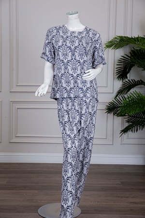 بيجاما نسائية قطعتين لون رمادي مزينة بزخارف بلوزة بأكمام قصيرة مع بنطلون طويل