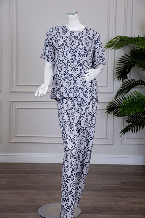 بيجاما نسائية قطعتين لون رمادي مزينة بزخارف بلوزة بأكمام قصيرة مع بنطلون طويل