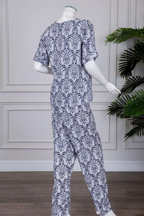 بيجاما نسائية قطعتين لون رمادي مزينة بزخارف بلوزة بأكمام قصيرة مع بنطلون طويل