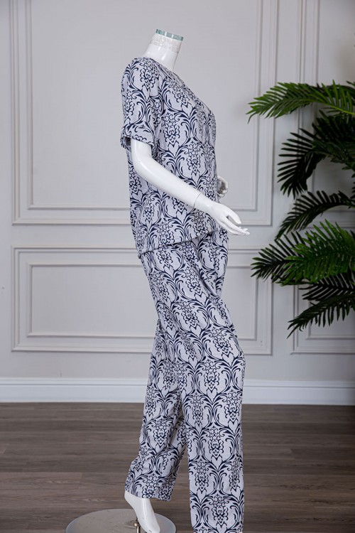 بيجاما نسائية قطعتين لون رمادي مزينة بزخارف بلوزة بأكمام قصيرة مع بنطلون طويل