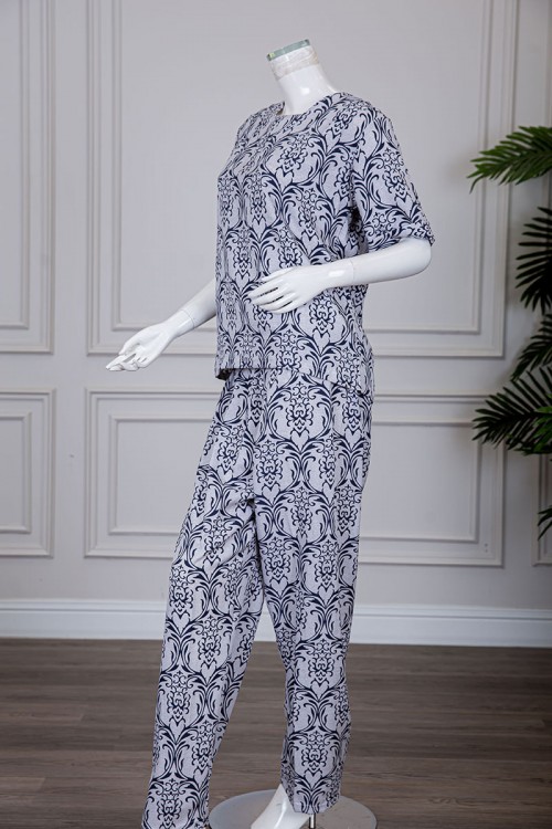 بيجاما نسائية قطعتين لون رمادي مزينة بزخارف بلوزة بأكمام قصيرة مع بنطلون طويل