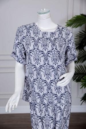 بيجاما نسائية قطعتين لون رمادي مزينة بزخارف بلوزة بأكمام قصيرة مع بنطلون طويل