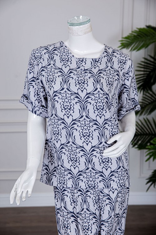 بيجاما نسائية قطعتين لون رمادي مزينة بزخارف بلوزة بأكمام قصيرة مع بنطلون طويل