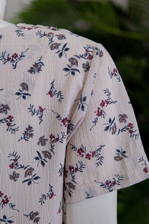 بيجاما نسائية قطعتين لون بيج مشجرة بلوزة بأزرار من الأمام و بأكمام قصيرة مع بنطلون طويل