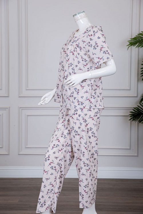 بيجاما نسائية قطعتين لون بيج مشجرة بلوزة بأزرار من الأمام و بأكمام قصيرة مع بنطلون طويل