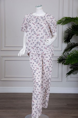 بيجاما نسائية قطعتين لون بيج مشجرة بلوزة بأزرار من الأمام و بأكمام قصيرة مع بنطلون طويل