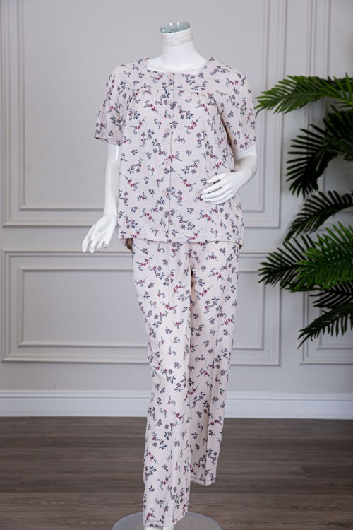 بيجاما نسائية قطعتين لون بيج مشجرة بلوزة بأزرار من الأمام و بأكمام قصيرة مع بنطلون طويل