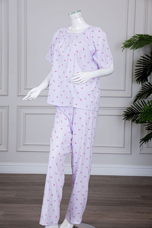 بيجاما نسائية قطعتين لون موف فاتح مزينة بالورود بلوزة بياقة مربعة و بأكمام قصيرة مع بنطلون طويل