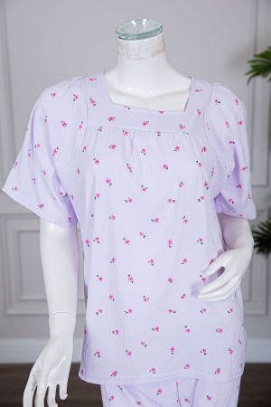 بيجاما نسائية قطعتين لون موف فاتح مزينة بالورود بلوزة بياقة مربعة و بأكمام قصيرة مع بنطلون طويل