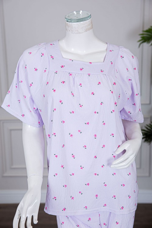 بيجاما نسائية قطعتين لون موف فاتح مزينة بالورود بلوزة بياقة مربعة و بأكمام قصيرة مع بنطلون طويل