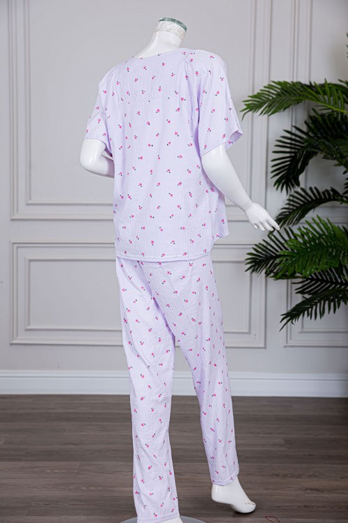 بيجاما نسائية قطعتين لون موف فاتح مزينة بالورود بلوزة بياقة مربعة و بأكمام قصيرة مع بنطلون طويل