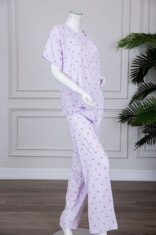 بيجاما نسائية قطعتين لون موف فاتح مزينة بالورود بلوزة بياقة مربعة و بأكمام قصيرة مع بنطلون طويل