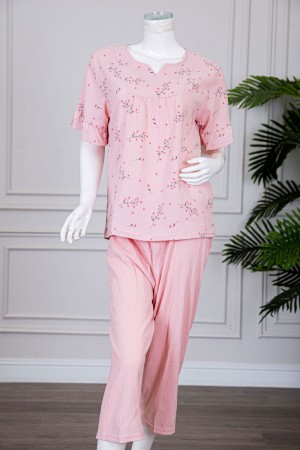 بيجاما نسائية قطعتين لون خربزي بلوزة مشجرة بأكمام قصيرة مع بنطلون ميدي
