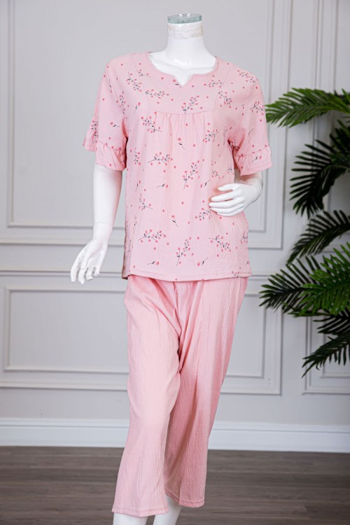 بيجاما نسائية قطعتين لون خربزي بلوزة مشجرة بأكمام قصيرة مع بنطلون ميدي
