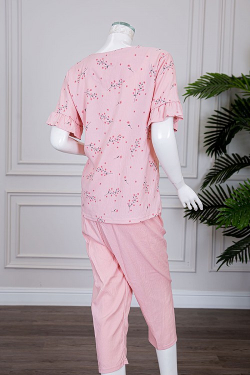 بيجاما نسائية قطعتين لون خربزي بلوزة مشجرة بأكمام قصيرة مع بنطلون ميدي