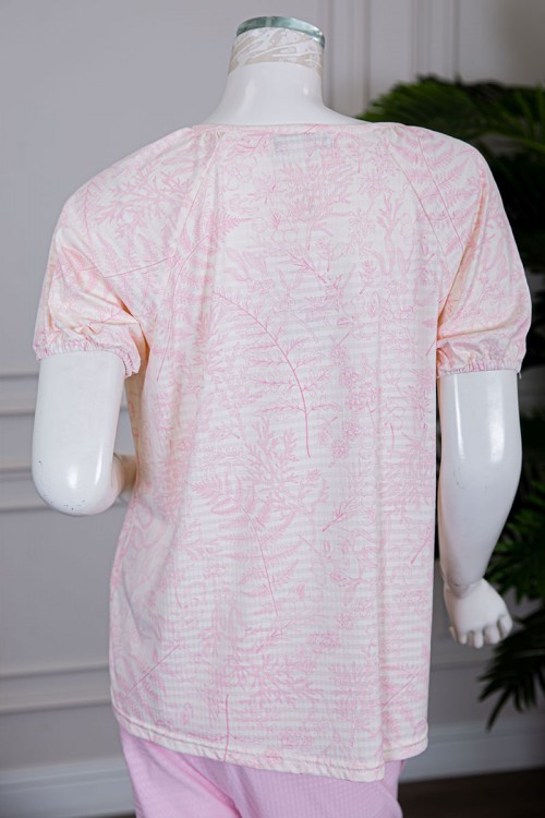 بيجاما نسائية قطعتين بلوزة لون بيج مشجرة برباط في الياقة و بأكمام قصيرة مع بنطلون لون وردي طويل