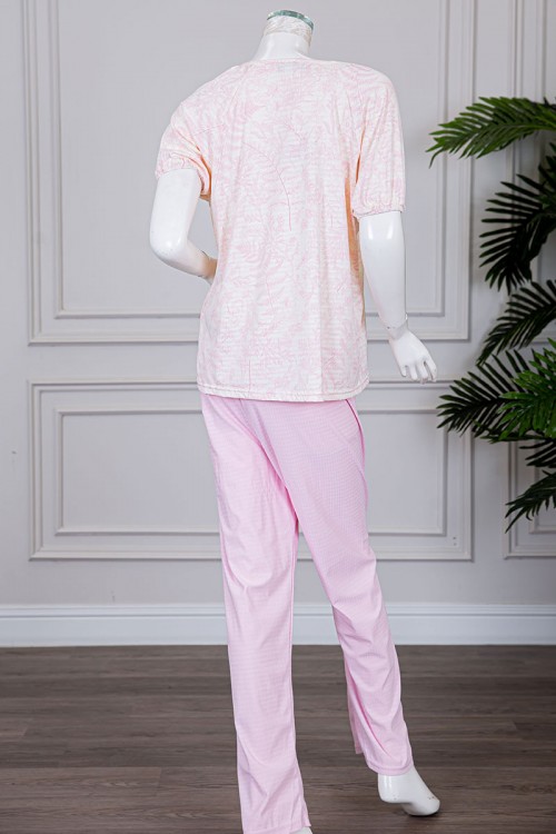 بيجاما نسائية قطعتين بلوزة لون بيج مشجرة برباط في الياقة و بأكمام قصيرة مع بنطلون لون وردي طويل