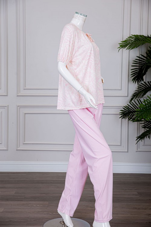 بيجاما نسائية قطعتين بلوزة لون بيج مشجرة برباط في الياقة و بأكمام قصيرة مع بنطلون لون وردي طويل