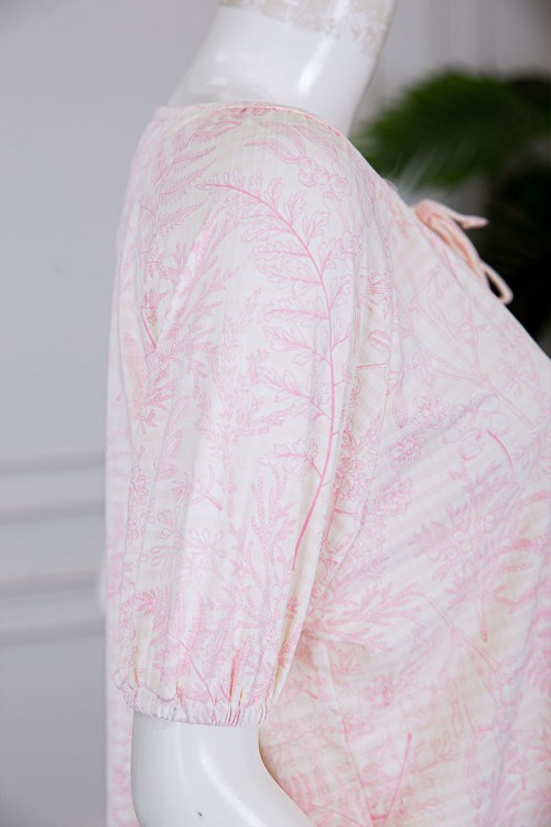 بيجاما نسائية قطعتين بلوزة لون بيج مشجرة برباط في الياقة و بأكمام قصيرة مع بنطلون لون وردي طويل