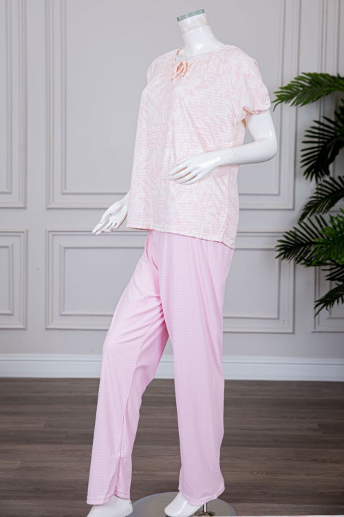 بيجاما نسائية قطعتين بلوزة لون بيج مشجرة برباط في الياقة و بأكمام قصيرة مع بنطلون لون وردي طويل
