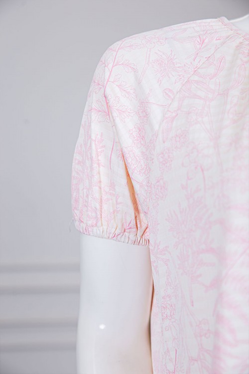 بيجاما نسائية قطعتين بلوزة لون بيج مشجرة برباط في الياقة و بأكمام قصيرة مع بنطلون لون وردي طويل