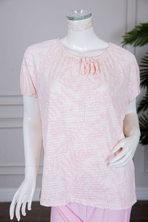 بيجاما نسائية قطعتين بلوزة لون بيج مشجرة برباط في الياقة و بأكمام قصيرة مع بنطلون لون وردي طويل