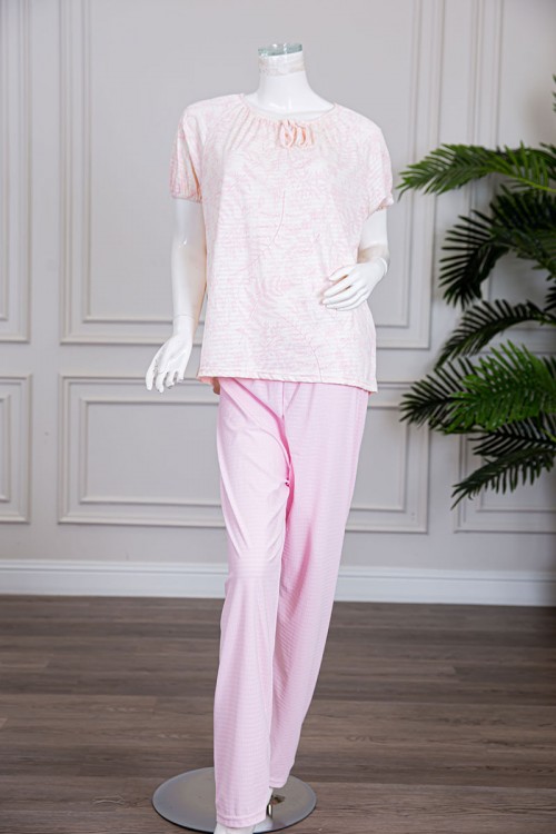 بيجاما نسائية قطعتين بلوزة لون بيج مشجرة برباط في الياقة و بأكمام قصيرة مع بنطلون لون وردي طويل