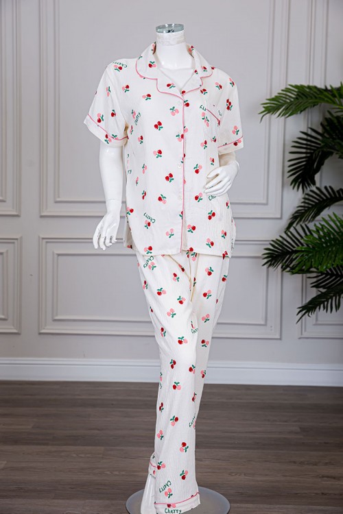 بيجاما نسائية قطعتين لون بيج مزينة برسومات بلوزة بياقة مطوية و بجيب و أزرار من الأمام مع بنطلون طويل