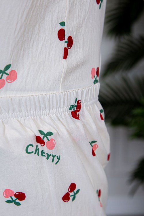 بيجاما نسائية قطعتين لون بيج مزينة برسومات بلوزة بياقة مطوية و بجيب و أزرار من الأمام مع بنطلون طويل