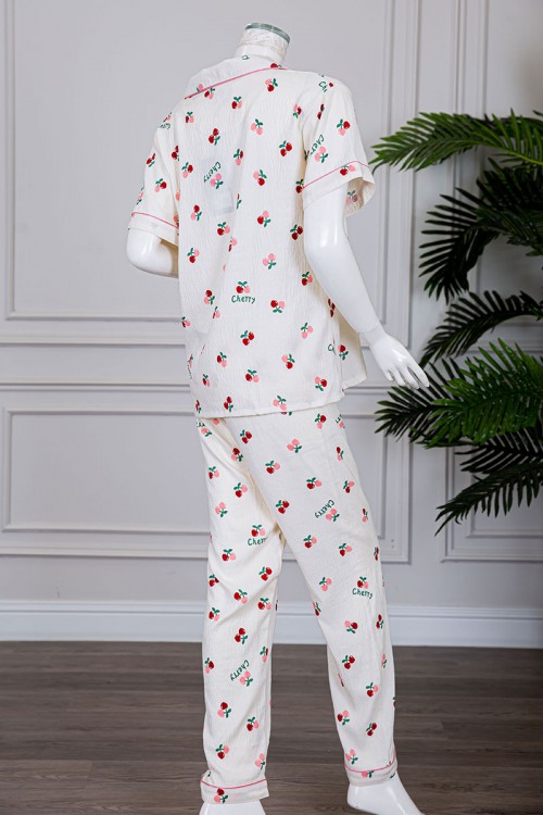 بيجاما نسائية قطعتين لون بيج مزينة برسومات بلوزة بياقة مطوية و بجيب و أزرار من الأمام مع بنطلون طويل