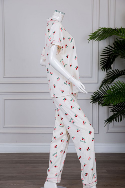 بيجاما نسائية قطعتين لون بيج مزينة برسومات بلوزة بياقة مطوية و بجيب و أزرار من الأمام مع بنطلون طويل