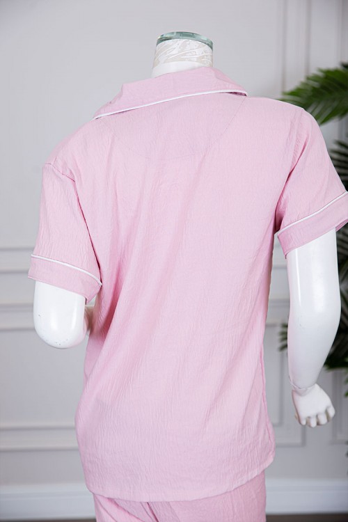 بيجاما نسائية قطعتين لون وردي بلوزة بياقة مطوية و بجيب و أزرار من الأمام مع بنطلون طويل