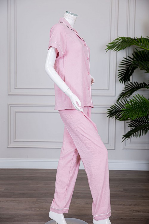 بيجاما نسائية قطعتين لون وردي بلوزة بياقة مطوية و بجيب و أزرار من الأمام مع بنطلون طويل