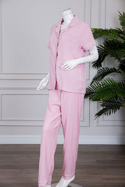 بيجاما نسائية قطعتين لون وردي بلوزة بياقة مطوية و بجيب و أزرار من الأمام مع بنطلون طويل
